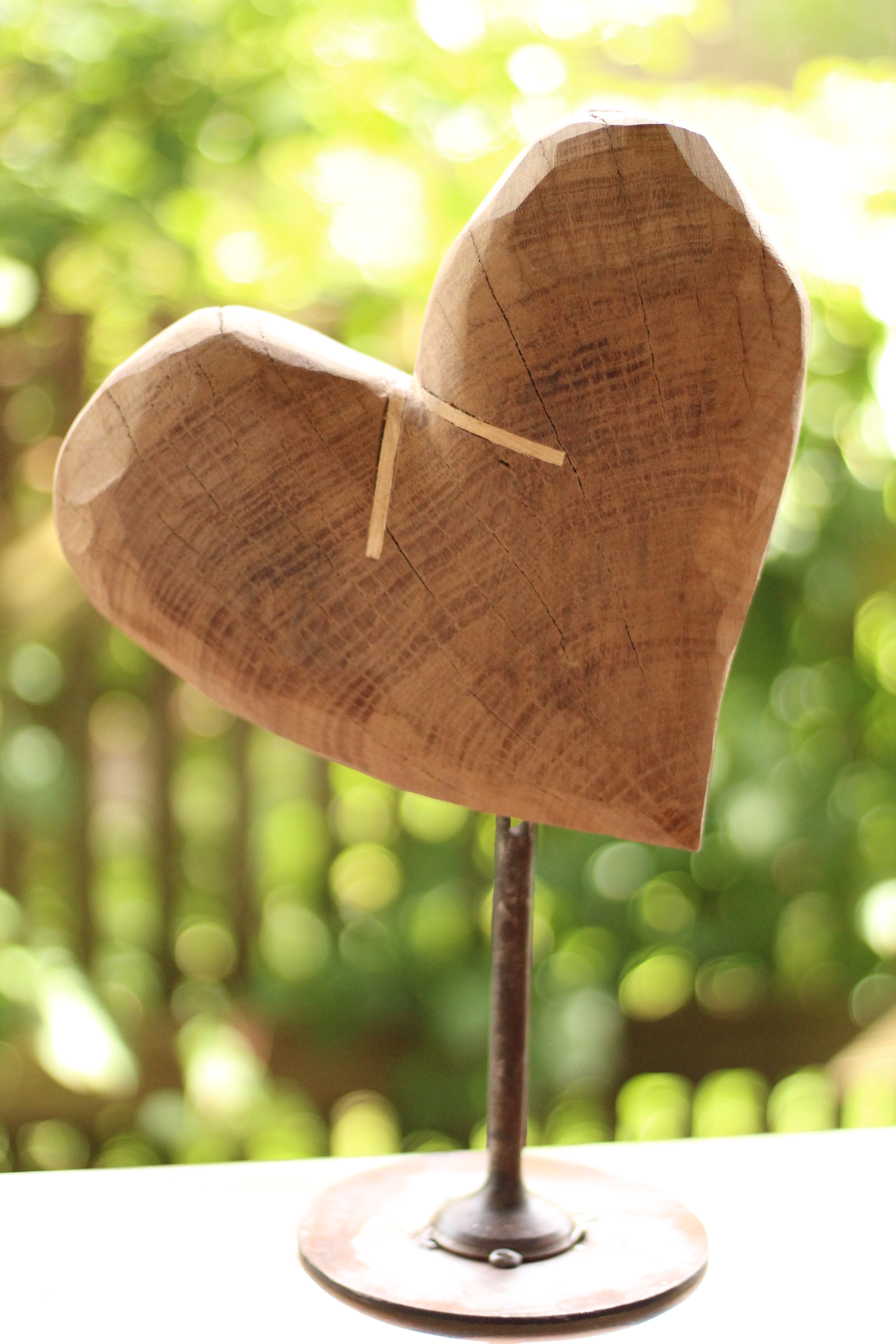 Metallständer mit Herz aus Holz