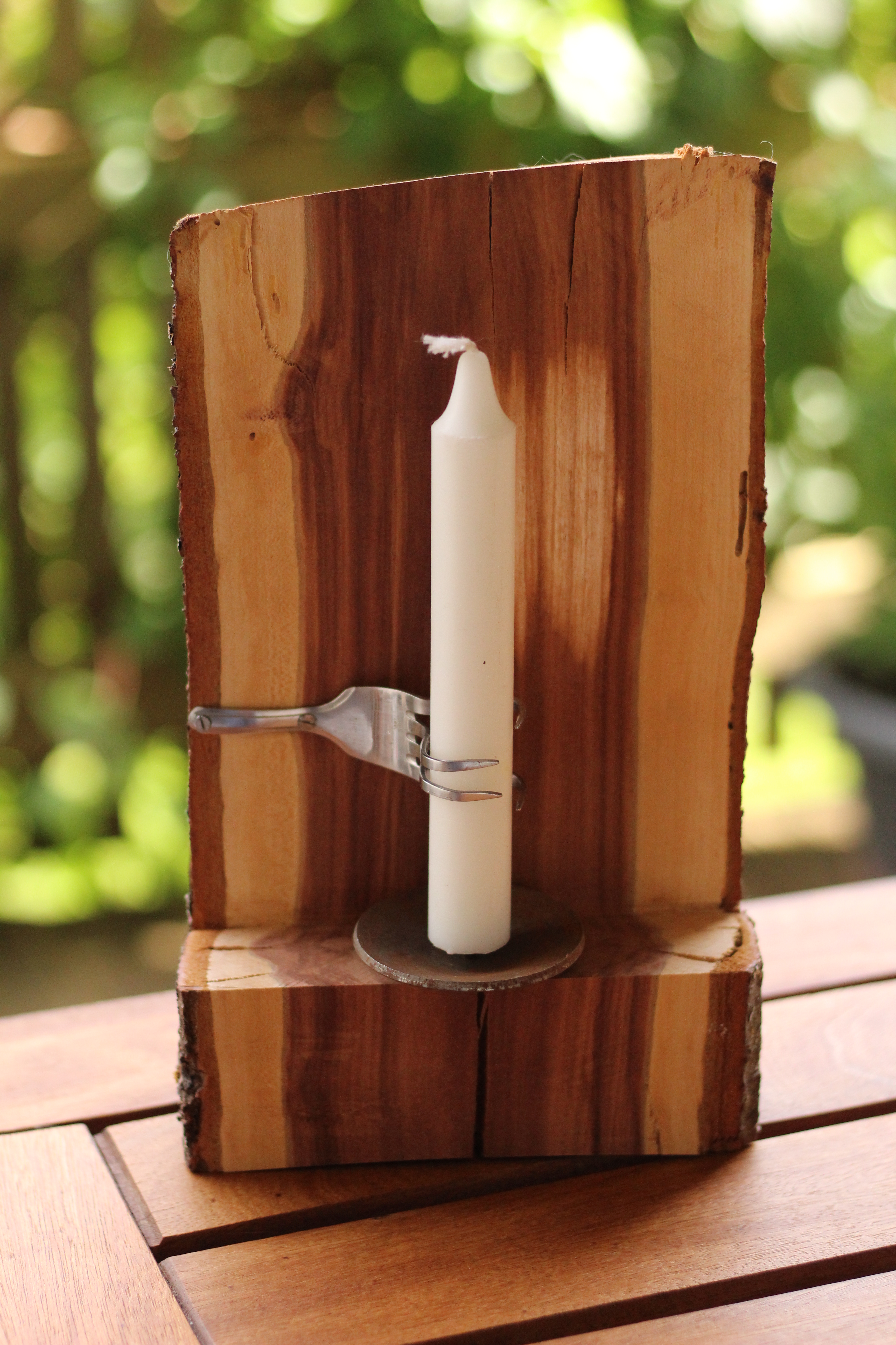 Holzständer mit Kerze