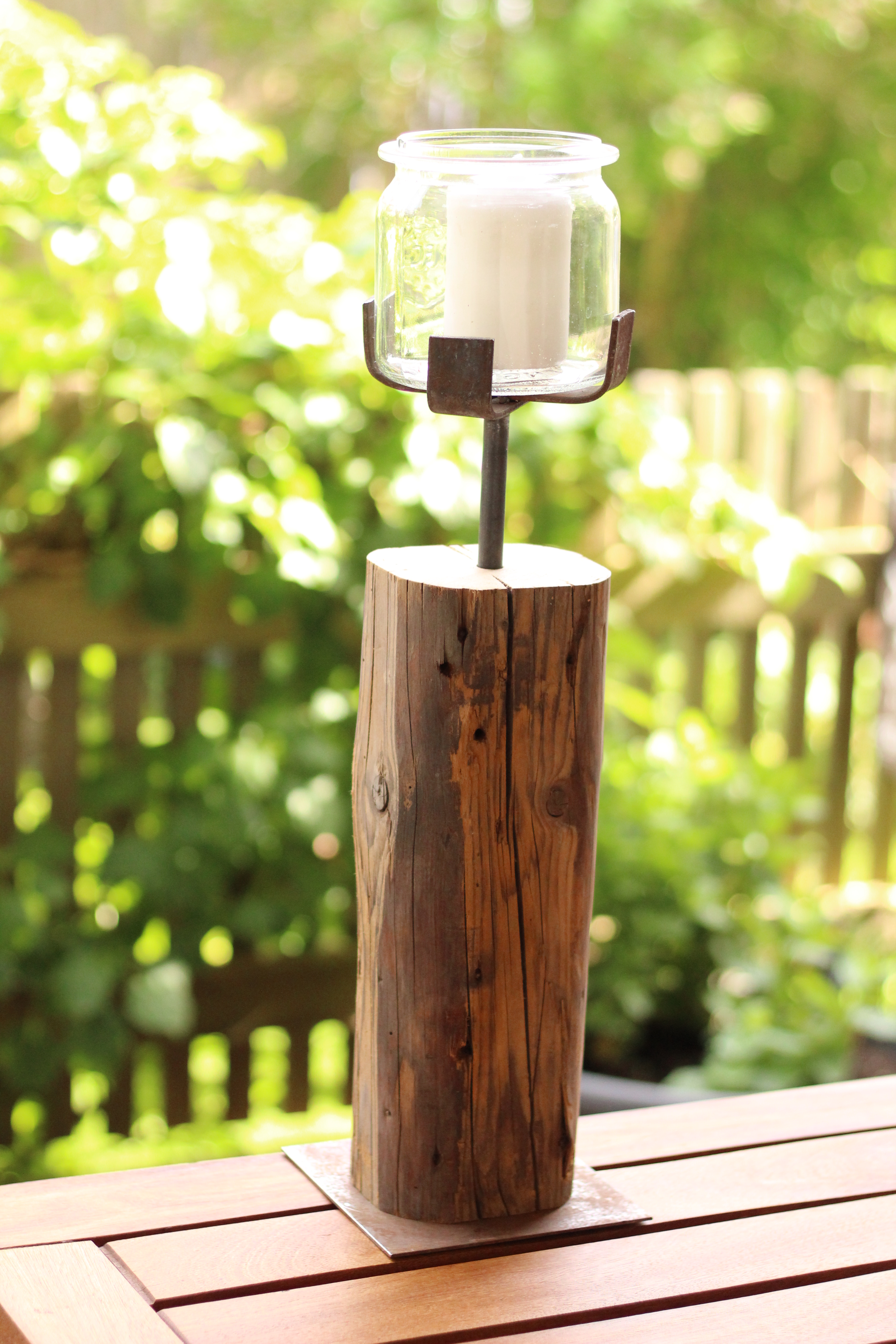 Großer Holzständer mit Kerze