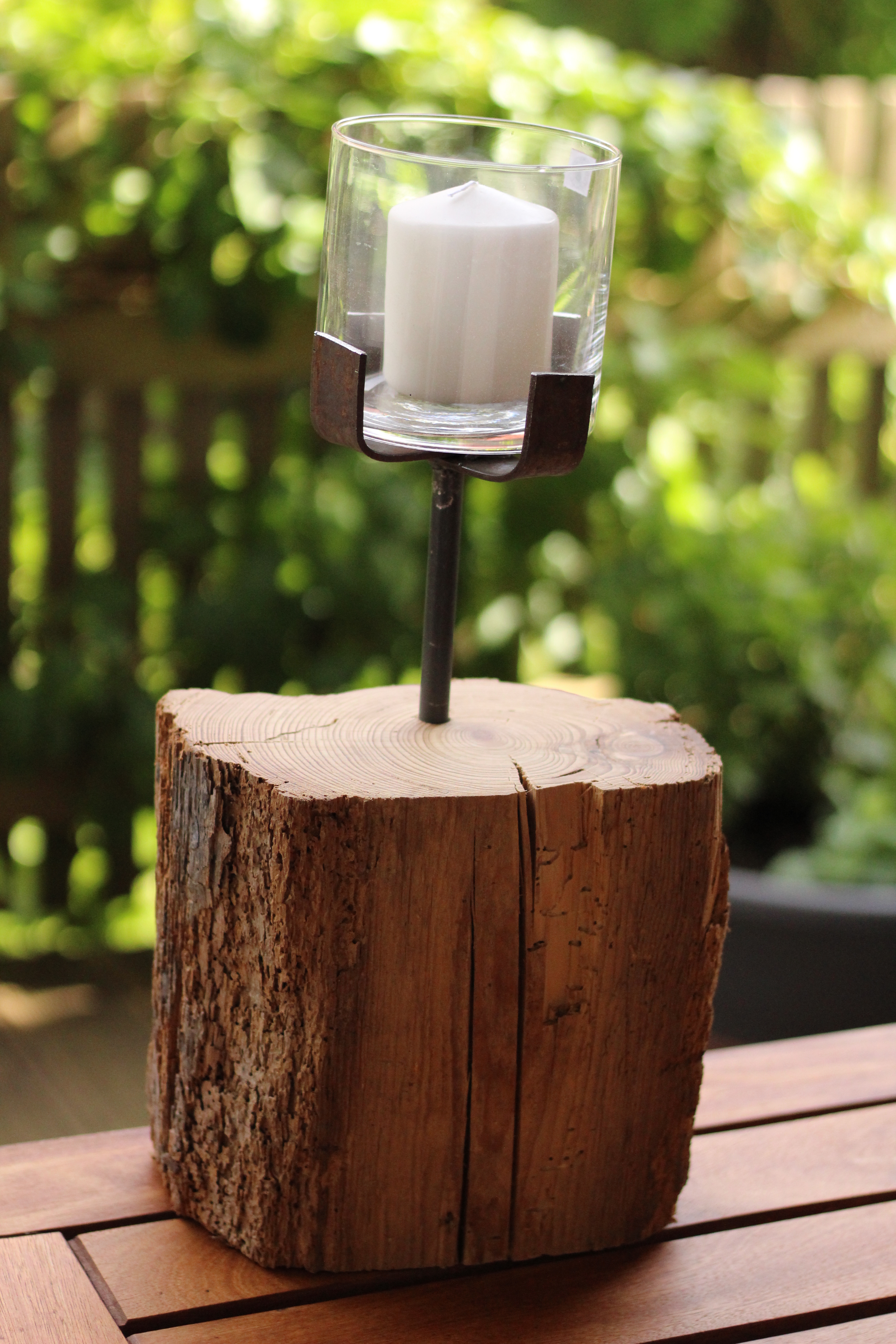 Kleiner Holzständer mit Kerze